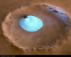 Water ice in crater at Martian north pole (ESA)